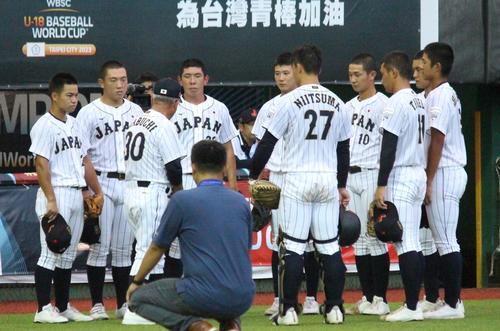 スペイン対日本　試合前に選手たちを集めて話す日本の馬淵監督（左から3人目）（撮影・保坂恭子）