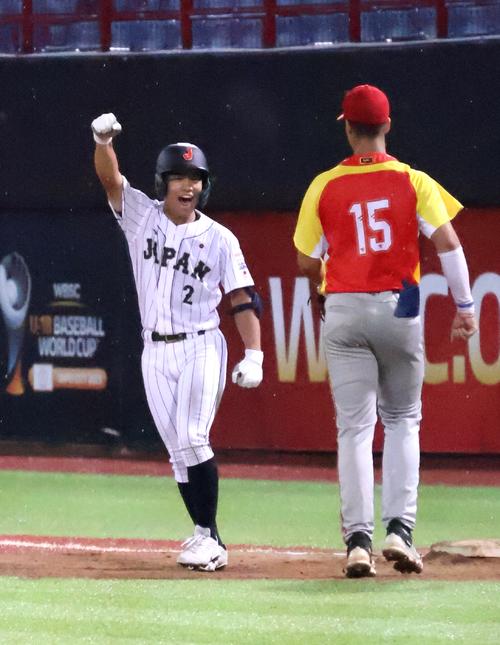 日本対スペイン　1回裏日本2死一、三塁、右前適時打を放ちガッツポーズの緒方（撮影・柏原誠）