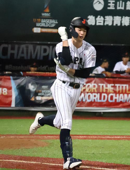 3回、四球で一塁に走る丸田（撮影・柏原誠）