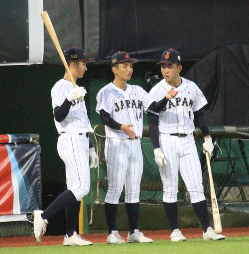 スペイン対日本　試合前にスペインのアップを見て話す日本の左から中山、東恩納、小林（撮影・保坂恭子）