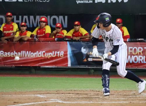 日本対スペイン　1回裏無死一、二塁、犠打を決める丸田（撮影・柏原誠）