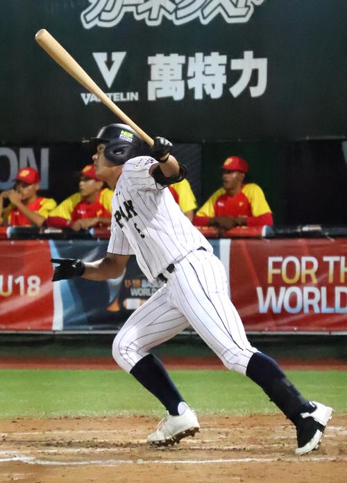 日本対スペイン　1回裏日本1死二、三塁、先制の中犠飛を放つ森田（撮影・柏原誠）