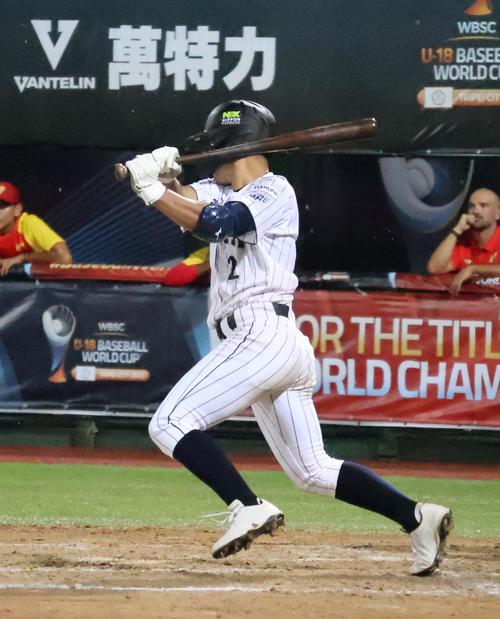 初回、右前適時打を放つ緒方（撮影・柏原誠）