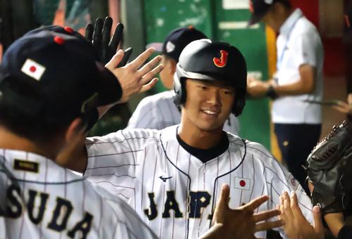 初回、先制犠飛を放ちベンチで笑顔の森田（撮影・柏原誠）