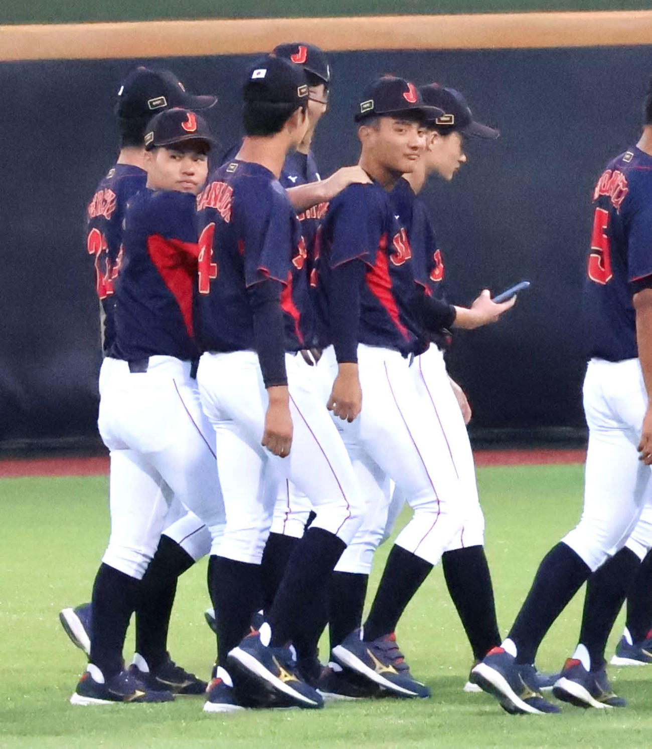 開会式後、緒方漣に肩をもまれながら退場する東恩納蒼（撮影・柏原誠）
