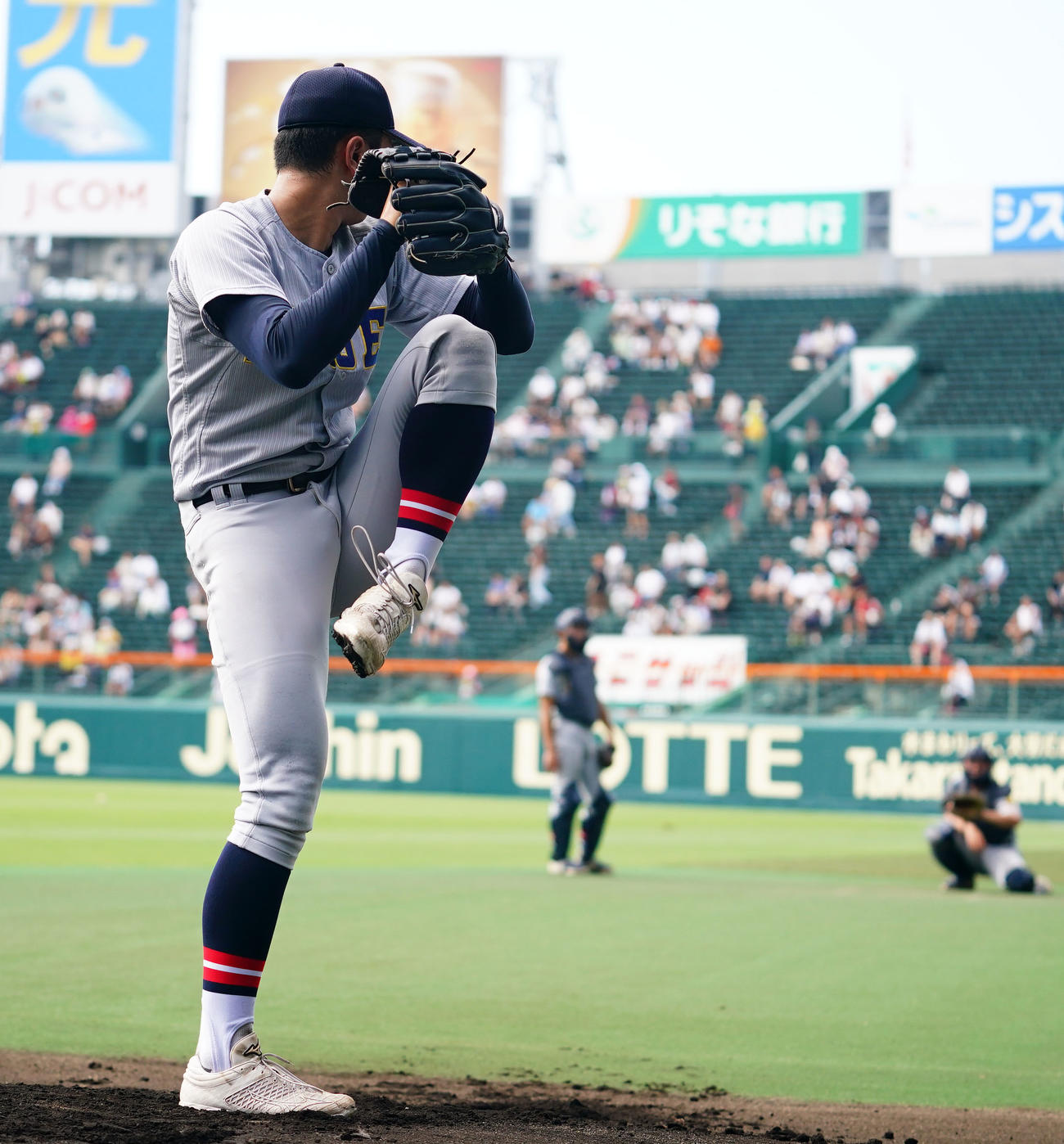 ブルペンで投球練習する仙台育英・高橋煌稀（2023年8月21日撮影）