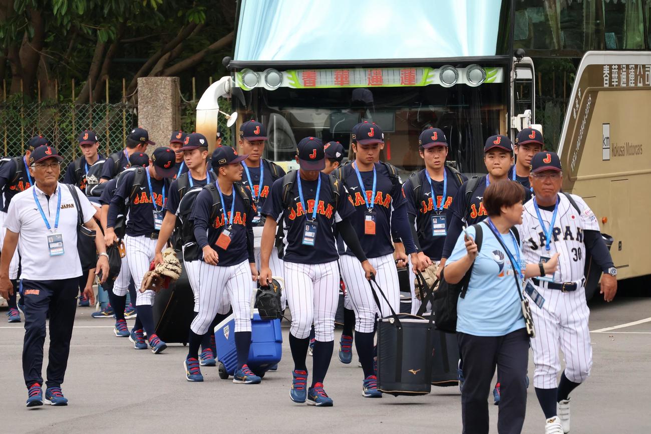 球場入りするU18日本代表（撮影・柏原誠）