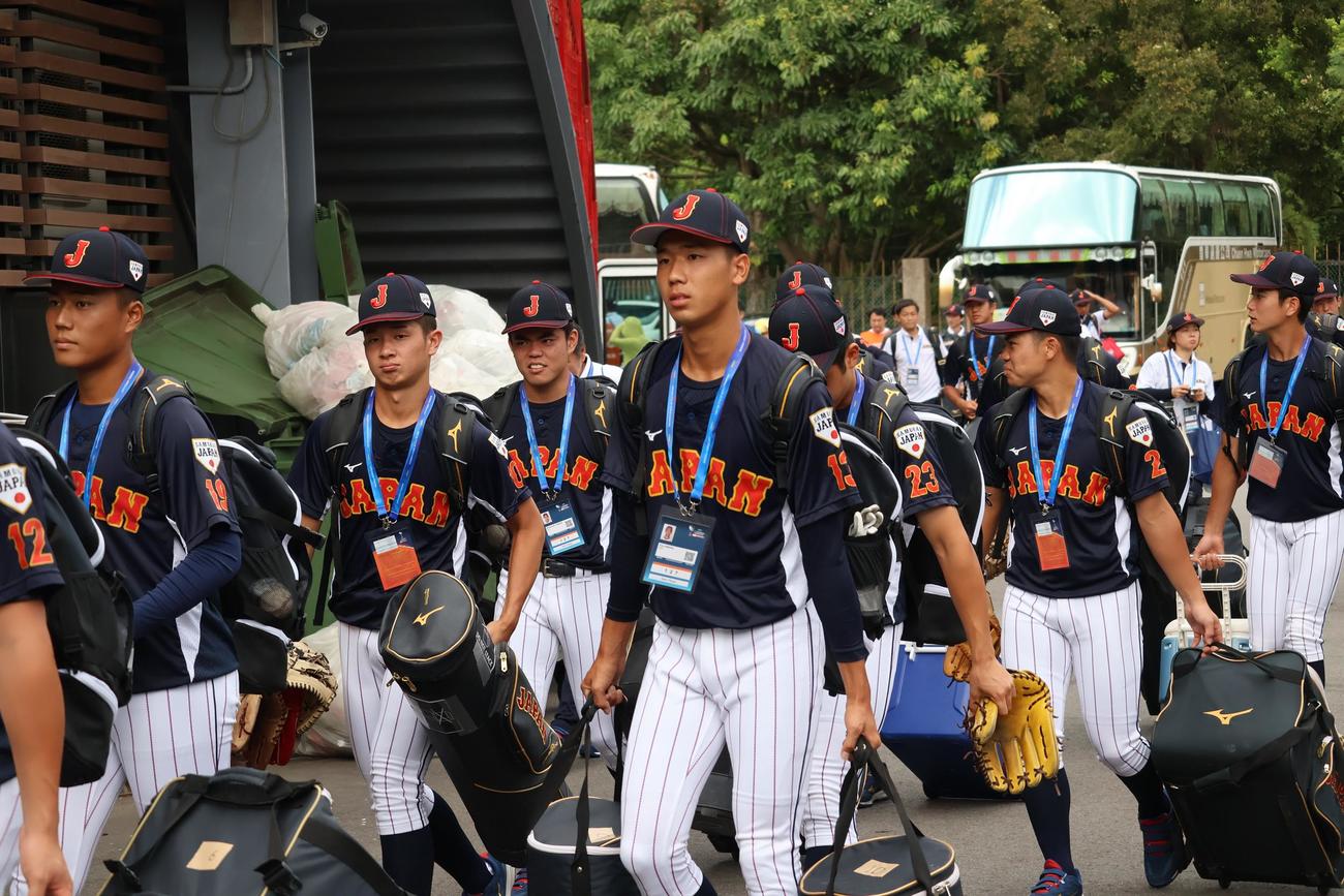 球場入りするU18日本代表（撮影・柏原誠）