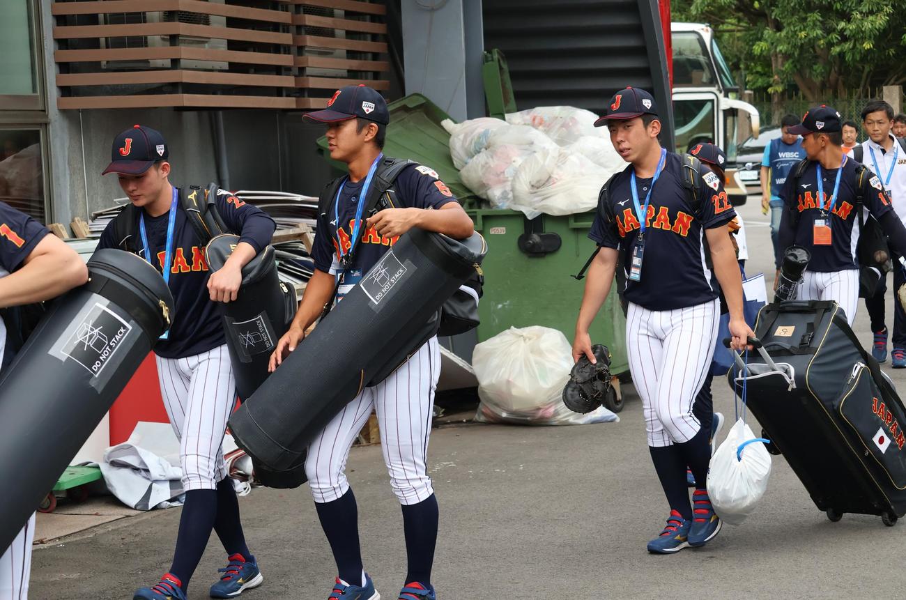 球場入りするU18日本代表（撮影・柏原誠）