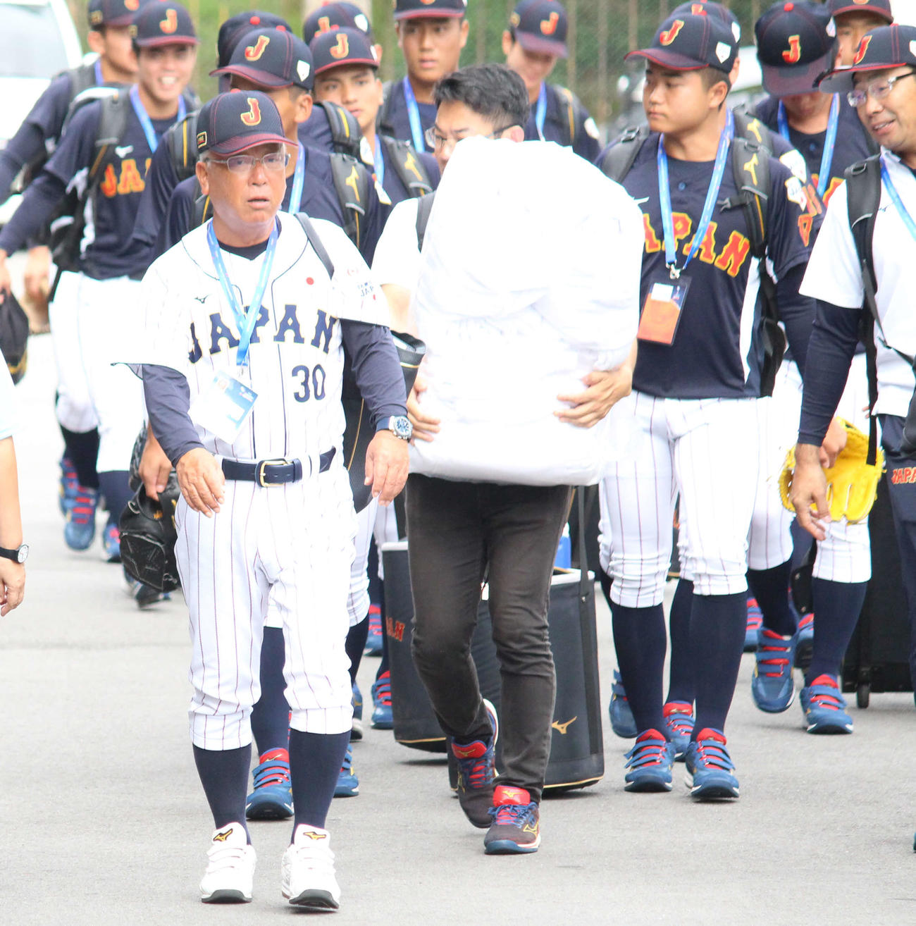 スペイン対日本　会場入りする日本の馬淵史郎監督（先頭）ら選手たち（撮影・保坂恭子）