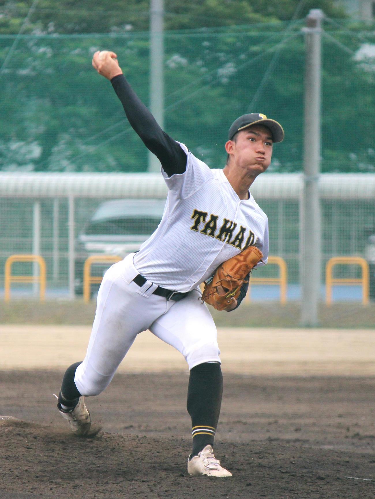 練習試合で力投する高田・中山
