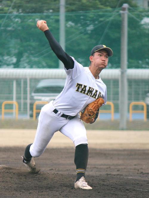 練習試合で力投する高田・中山