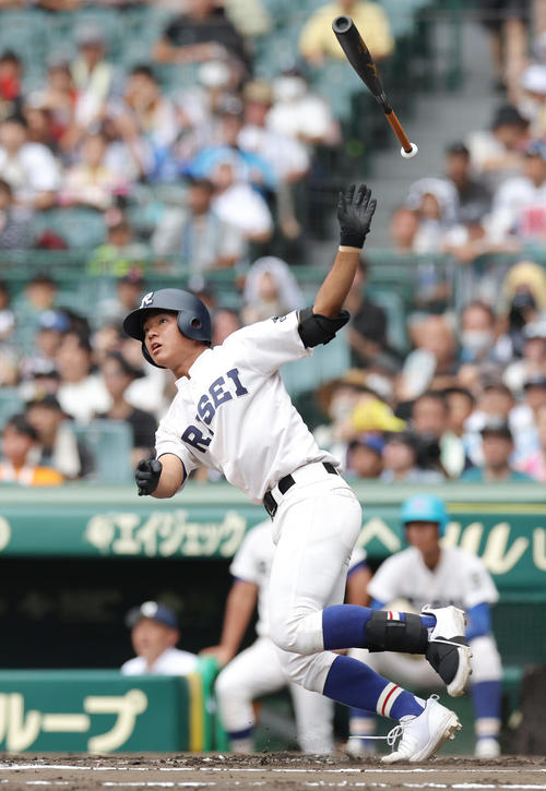 8月7日、先制の左越え3点本塁打を放つ履正社・森田大翔