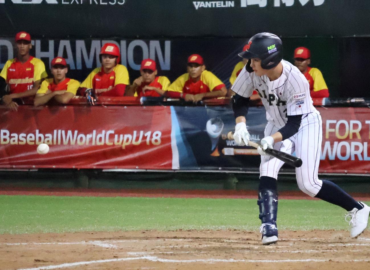 日本対スペイン　1回裏日本無死一、二塁、犠打を決める丸田（撮影・柏原誠）