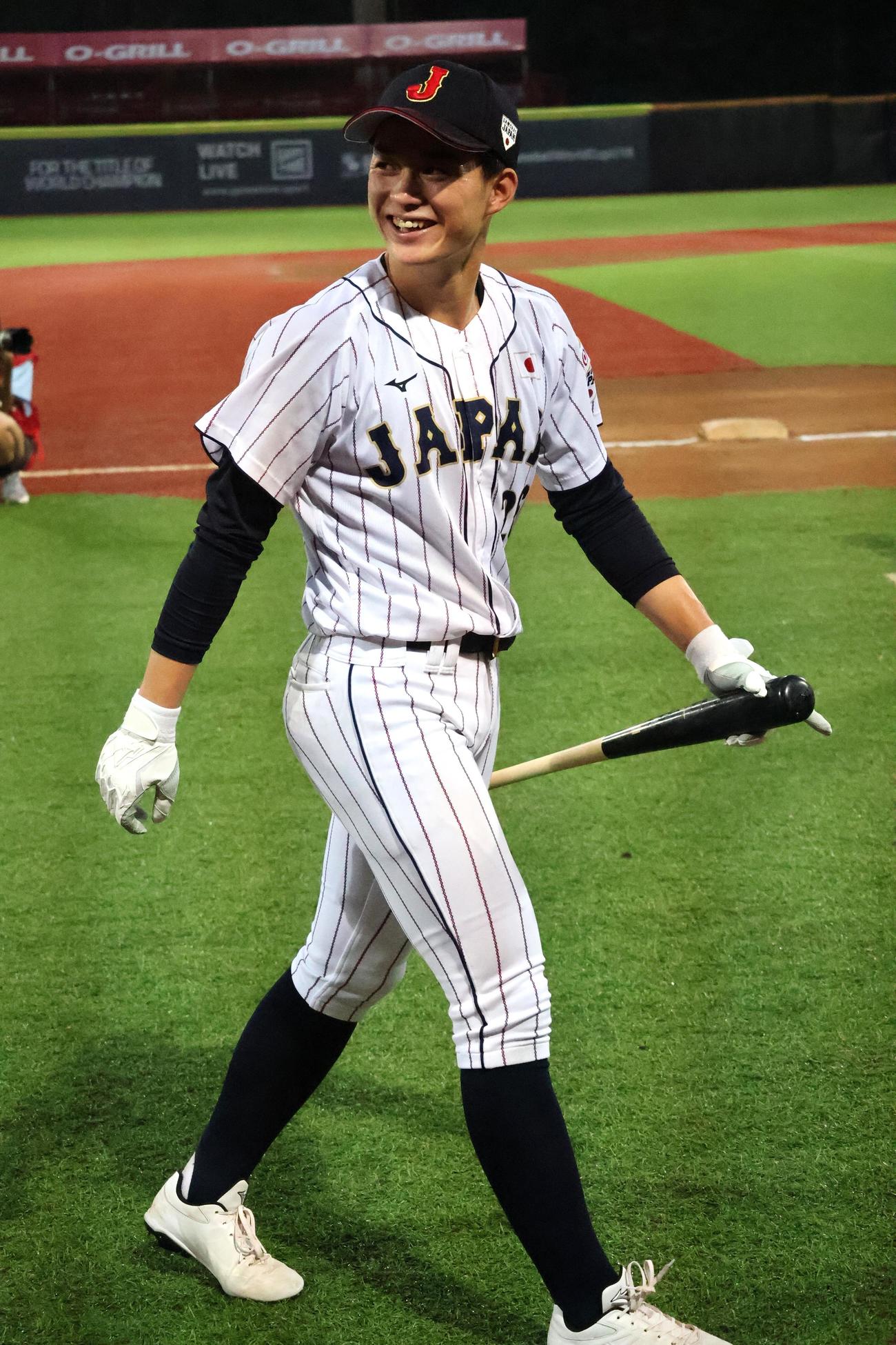 試合前にファンの声援に笑顔を見せる丸田（撮影・柏原誠）