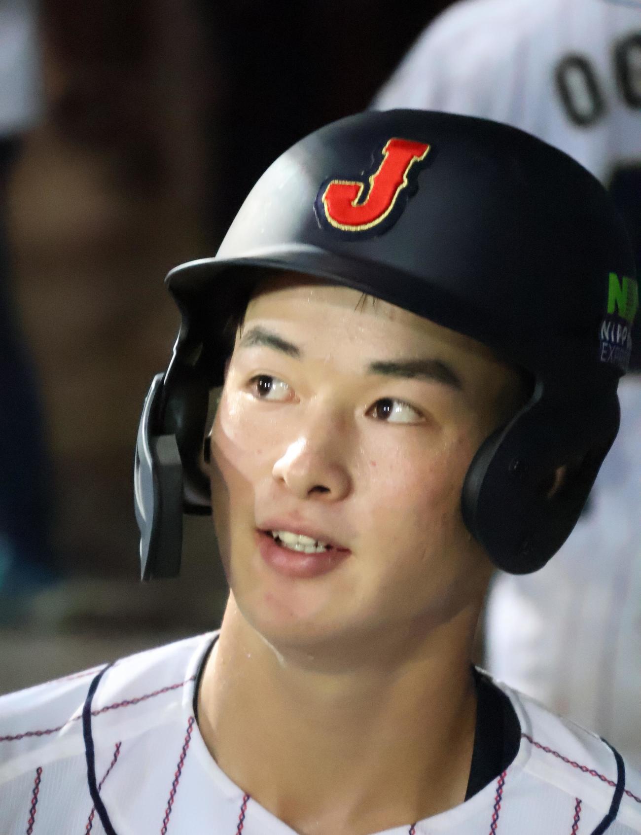 日本対スペイン　1回裏日本無死一、二塁、犠打を決めてベンチに戻った丸田（撮影・柏原誠）