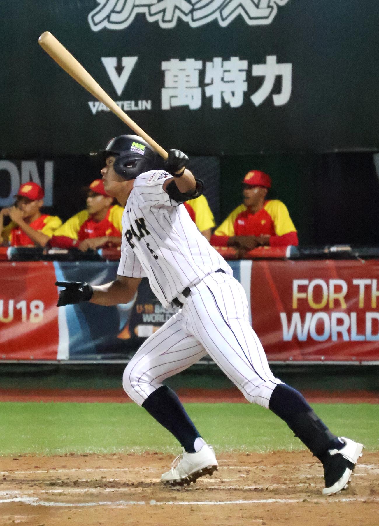 日本対スペイン　1回裏日本1死二、三塁、先制の中犠飛を放つ森田（撮影・柏原誠）