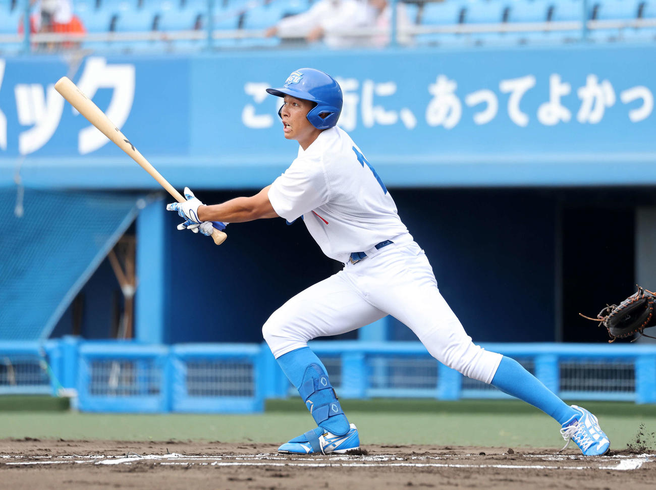 青学大対中大　1回表青学大無死、中島は左前打を放つ（撮影・鈴木正人）