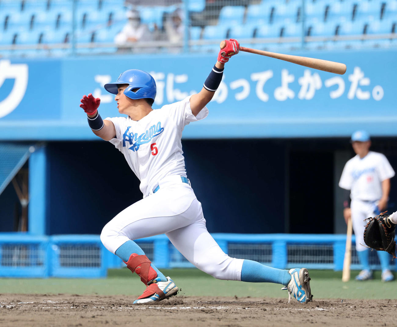 青学大対中大　4回表青学大無死一塁・佐々木は左越え2点本塁打を放つ（撮影・鈴木正人）