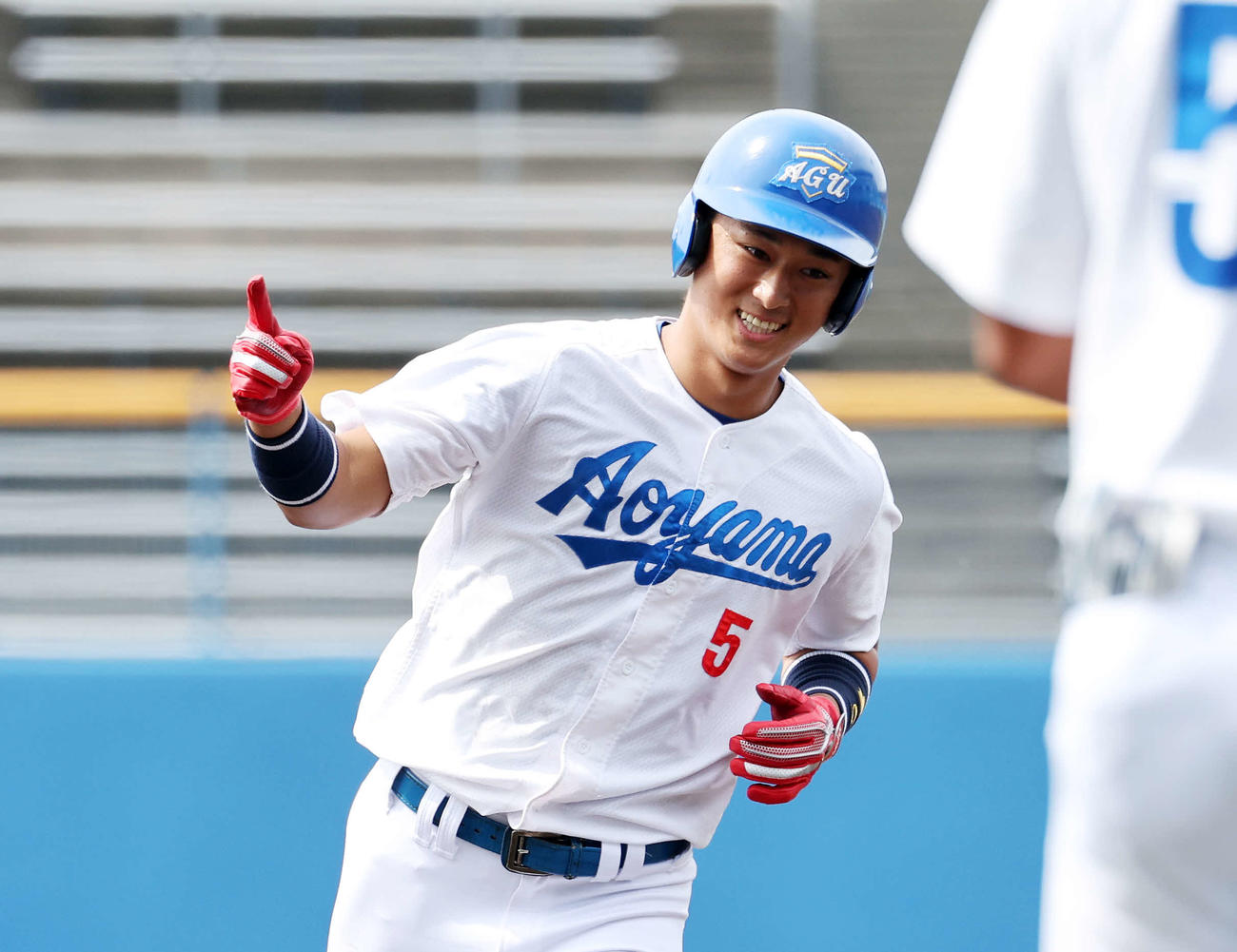 青学大対中大　4回表青学大無死一塁・佐々木は左越え2点本塁打を放ちポーズを決める（撮影・鈴木正人）