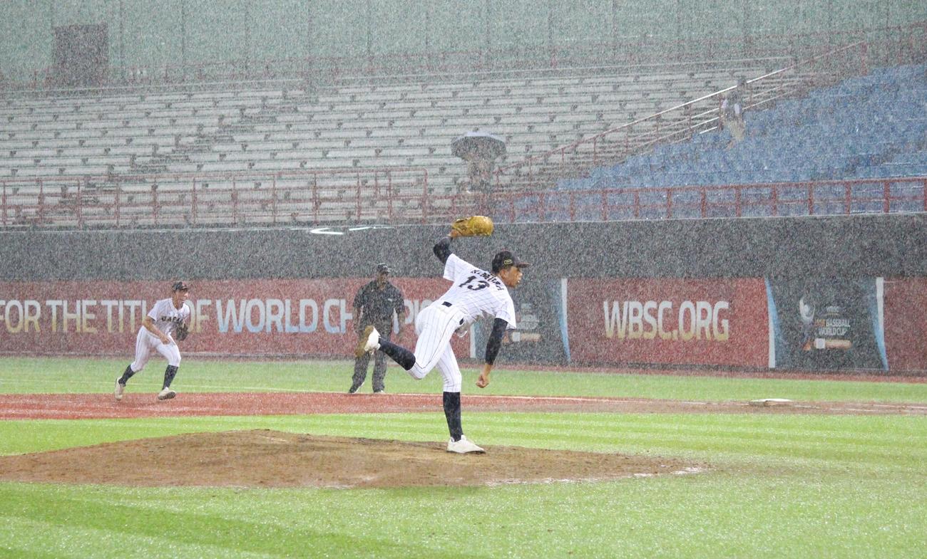 パナマ対日本　強い雨が降る中で力投する日本・木村（撮影・保坂恭子）