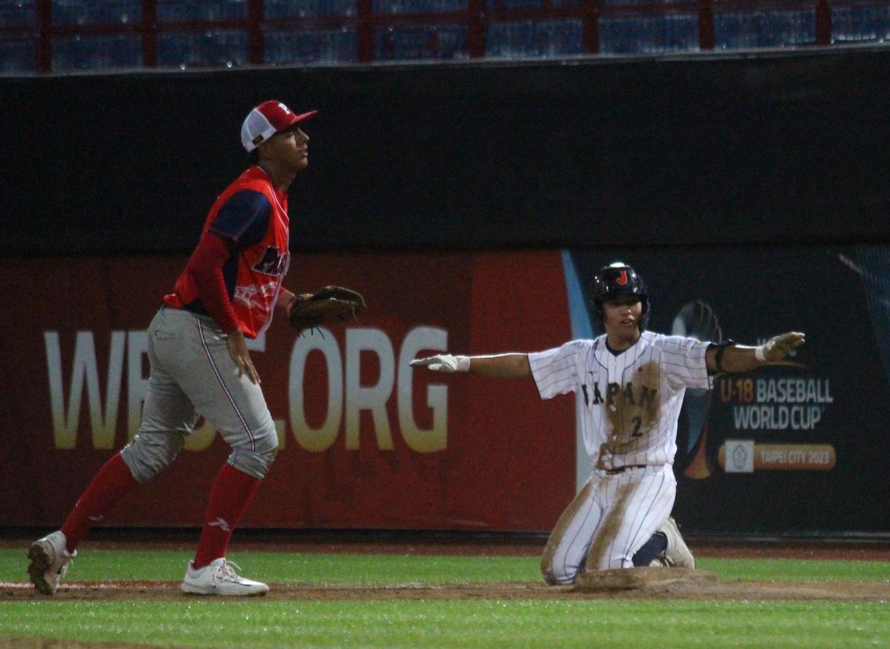 パナマ対日本　2回裏日本2死、二塁への当たりをヘッドスライディングし、アウトの判定にセーフと訴える緒方（撮影・保坂恭子）