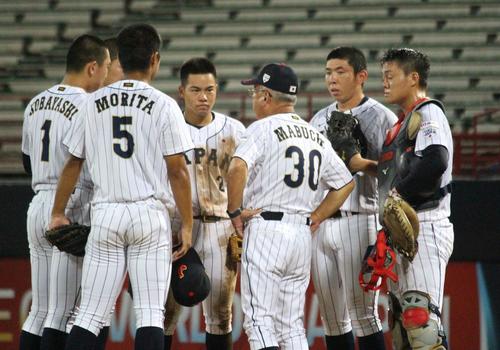パナマ対日本　3回表パナマ無死二、三塁でマウンドに行き話す日本の馬淵監督（右から3人目）（撮影・保坂恭子）