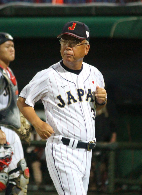 パナマ対日本　3回表パナマ無死二、三塁でマウンドに行った日本の馬淵監督（撮影・保坂恭子）