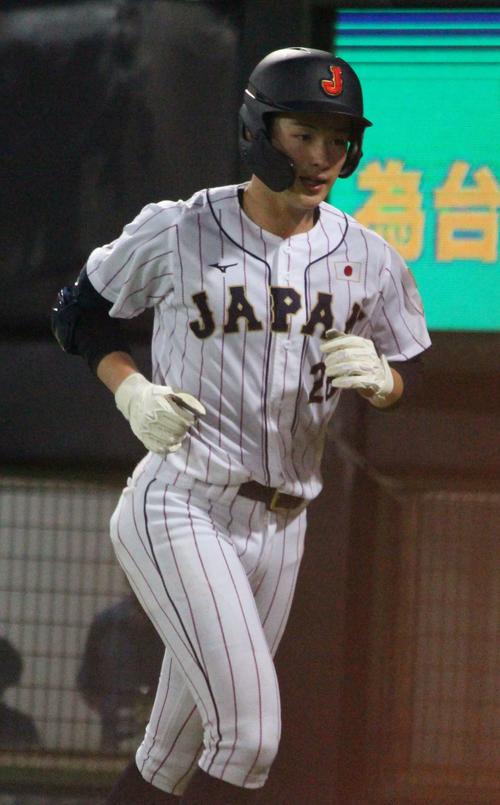パナマ対日本　4回裏日本1死一塁、右飛に倒れた丸田（撮影・保坂恭子）