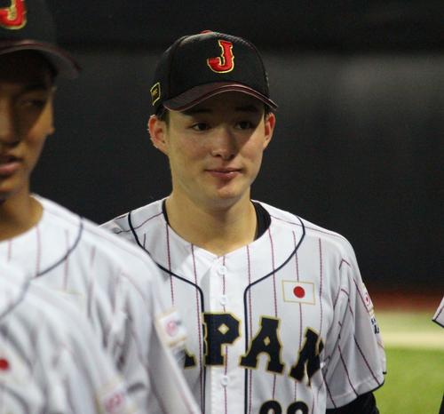 パナマ対日本　イニング間に円陣を組み、ベンチへ戻る日本・丸田（撮影・保坂恭子）