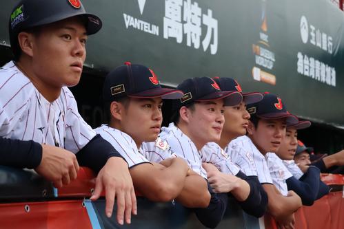 パナマのノックを見つめる日本の選手（撮影・柏原誠）