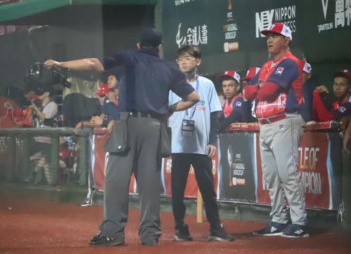 2回裏、リプレー検証で判定を変更したことをパナマベンチに告げる球審（撮影・柏原誠）
