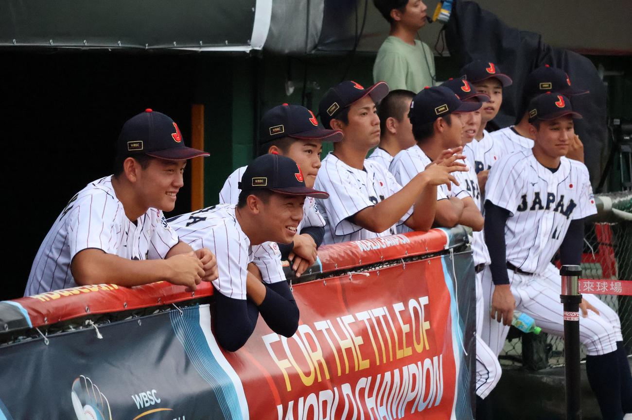 パナマのノックを見つめる日本の選手（撮影・柏原誠）