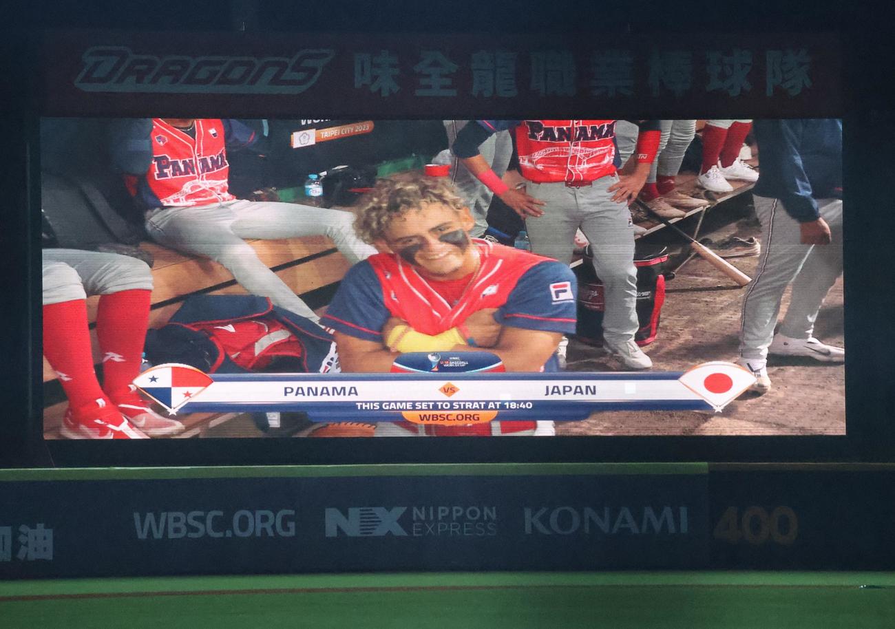 森煌誠のパフォーマンスに負けじとカメラをにらむパナマの選手（撮影・柏原誠）