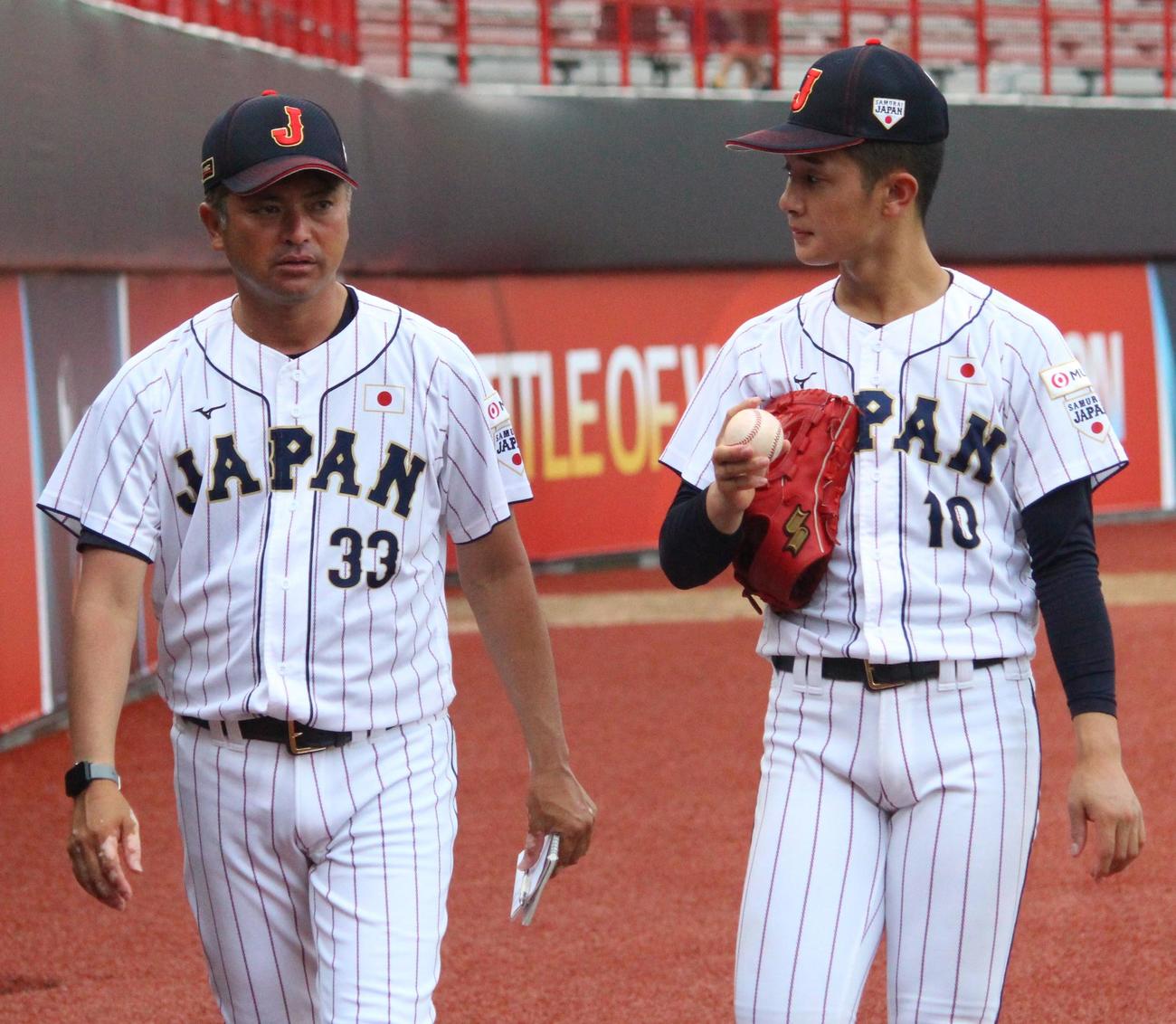 パナマ対日本　先発調整をして、比嘉コーチ（左）と話す中山（右）（撮影・保坂恭子）