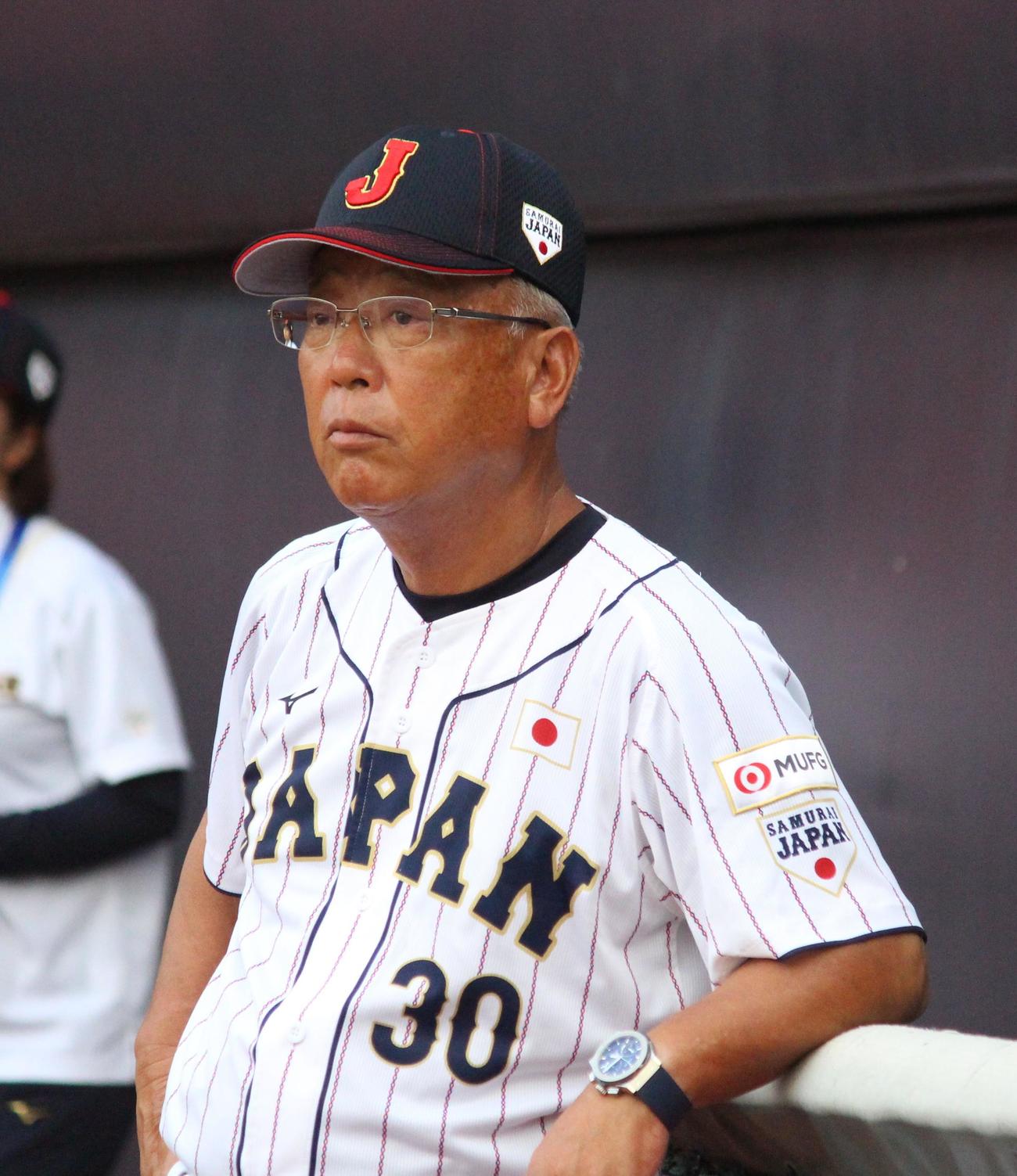 パナマ対日本　試合前のシートノックを見る日本・馬淵監督（撮影・保坂恭子）