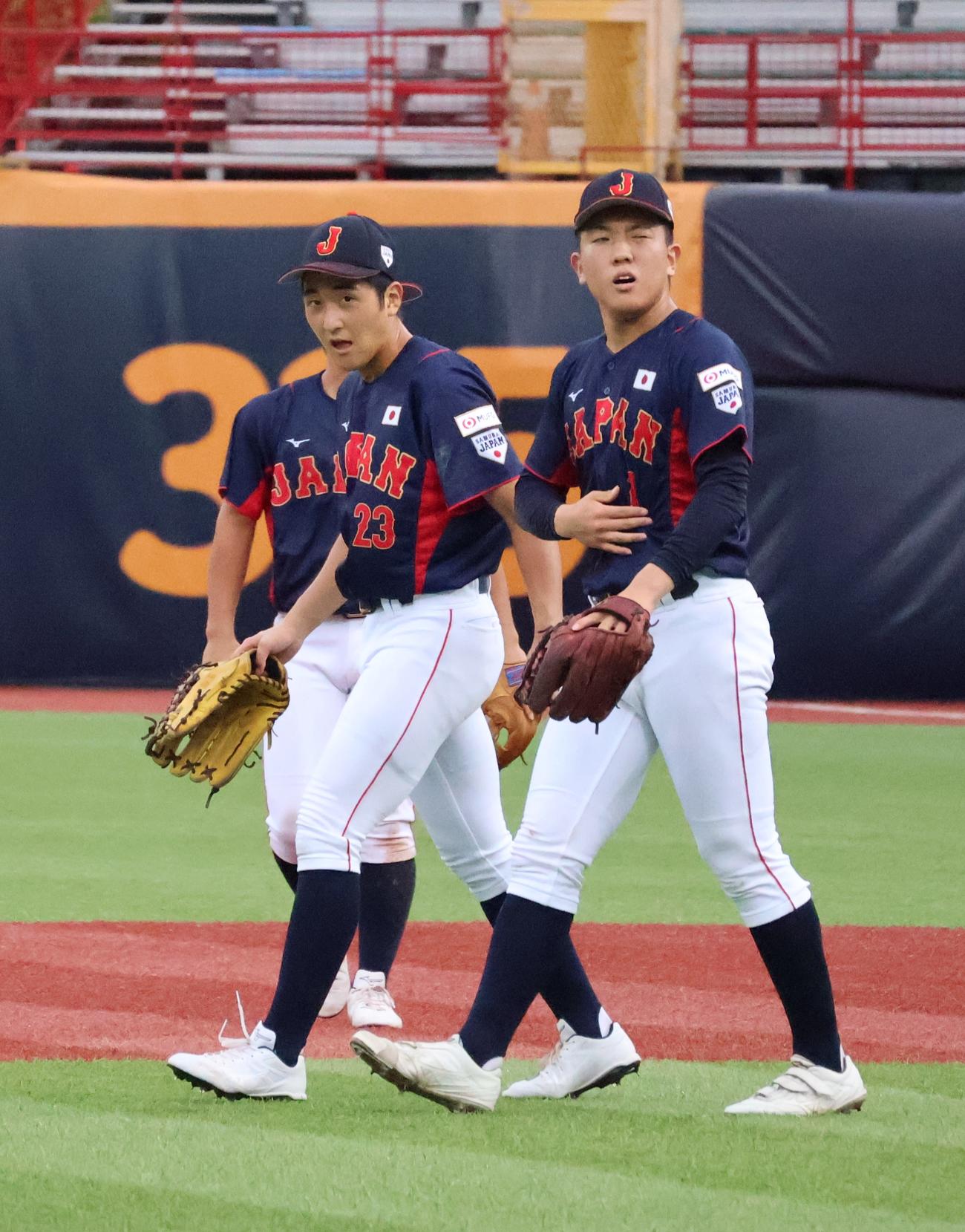 4回、激突した小林（右）と橋本は守備位置に戻る（撮影・柏原誠）