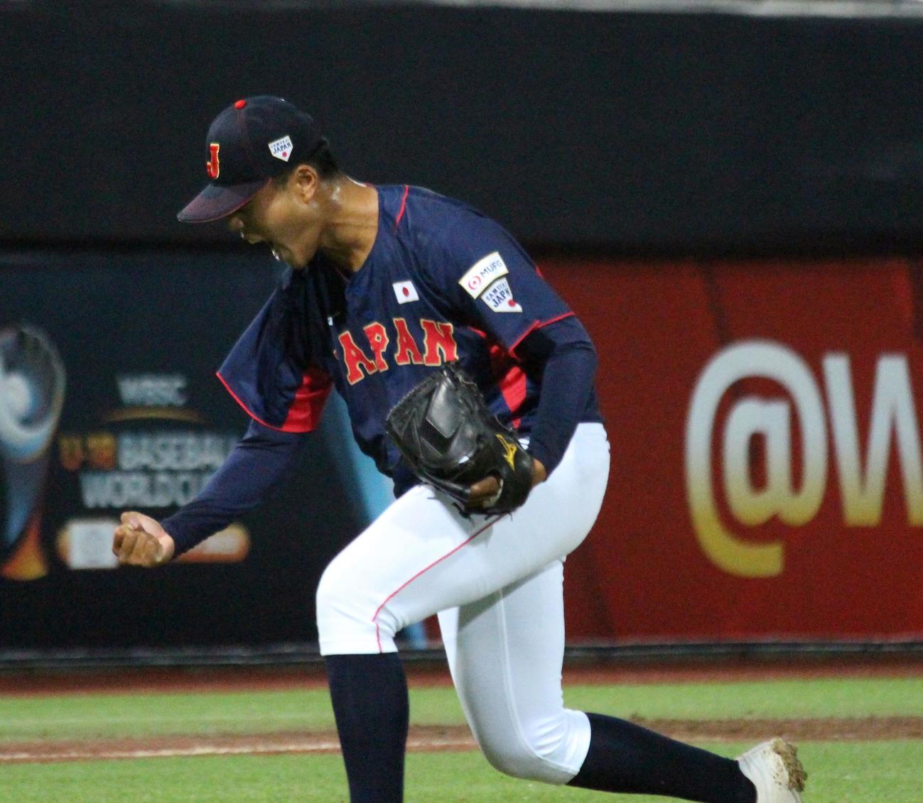 日本対米国　7回裏米国2死一、二塁のピンチを三振で切り抜けて勝利し、ガッツポーズの日本・森（撮影・保坂恭子）