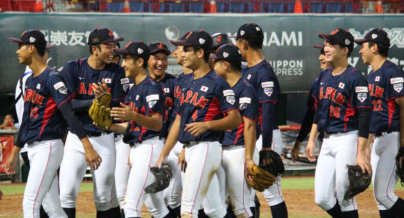 日本対米国　試合後、笑顔でベンチに引き揚げる日本の選手たち（撮影・保坂恭子）