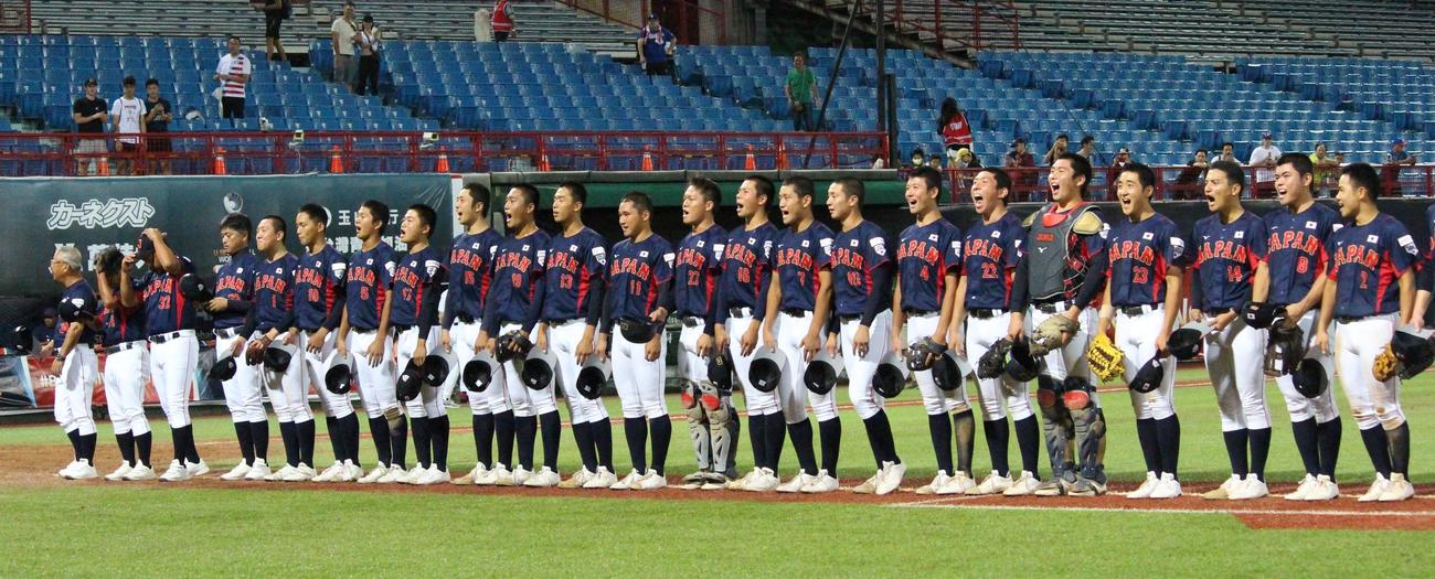 日本対米国　米国に勝利し、スタンドにあいさつをする日本の選手たち（撮影・保坂恭子）