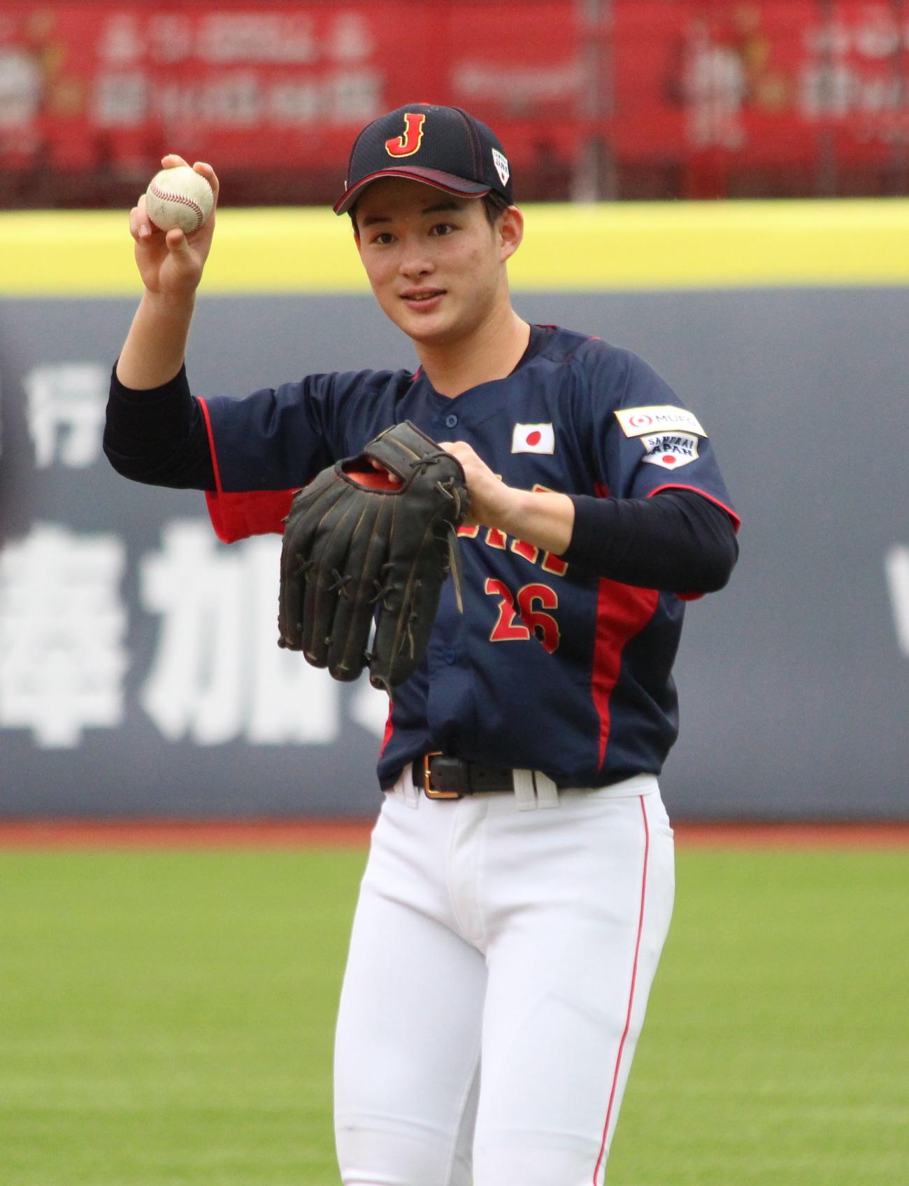 日本対米国　試合前練習で使用したボールを返す丸田（撮影・保坂恭子）