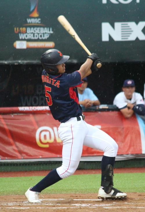 日本対米国　1回表日本2死一、二塁、左中間へ適時三塁打を放った森田（撮影・保坂恭子）