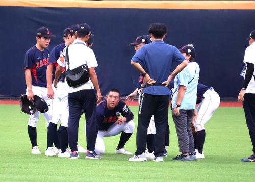 日本対米国　4回、激突した小林（中央）と橋本のもとに集まる日本スタッフ（撮影・柏原誠）