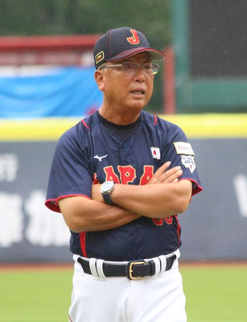 日本対米国　試合前練習で選手に声をかける日本の馬淵監督（撮影・保坂恭子）