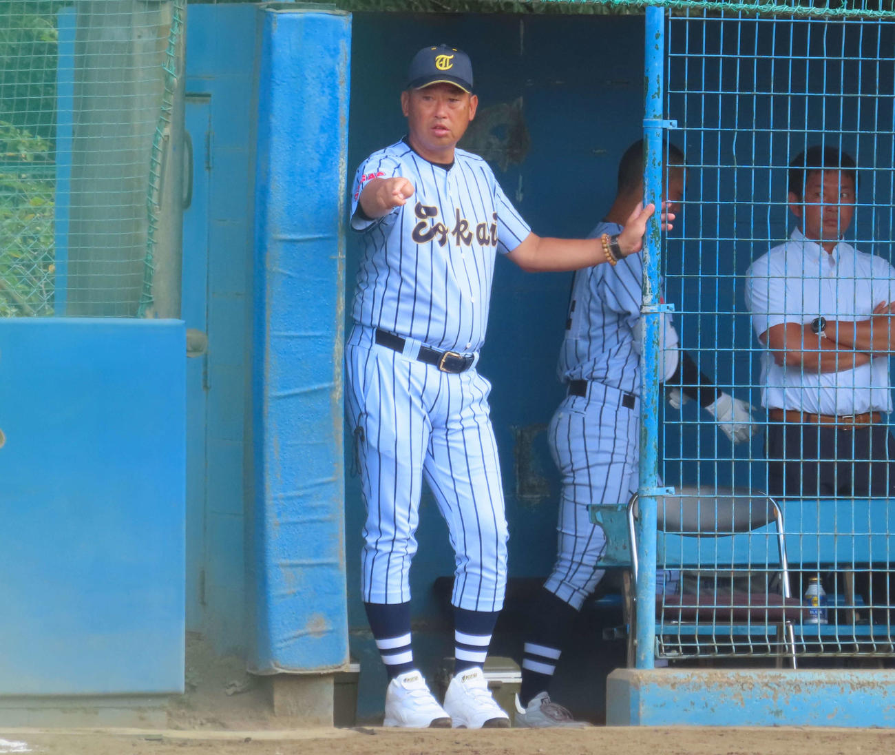 秋季東京都大会1次予選　多摩大聖ケ丘対東海大菅生　選手に指示を送る東海大菅生・若林監督（撮影・黒須亮）