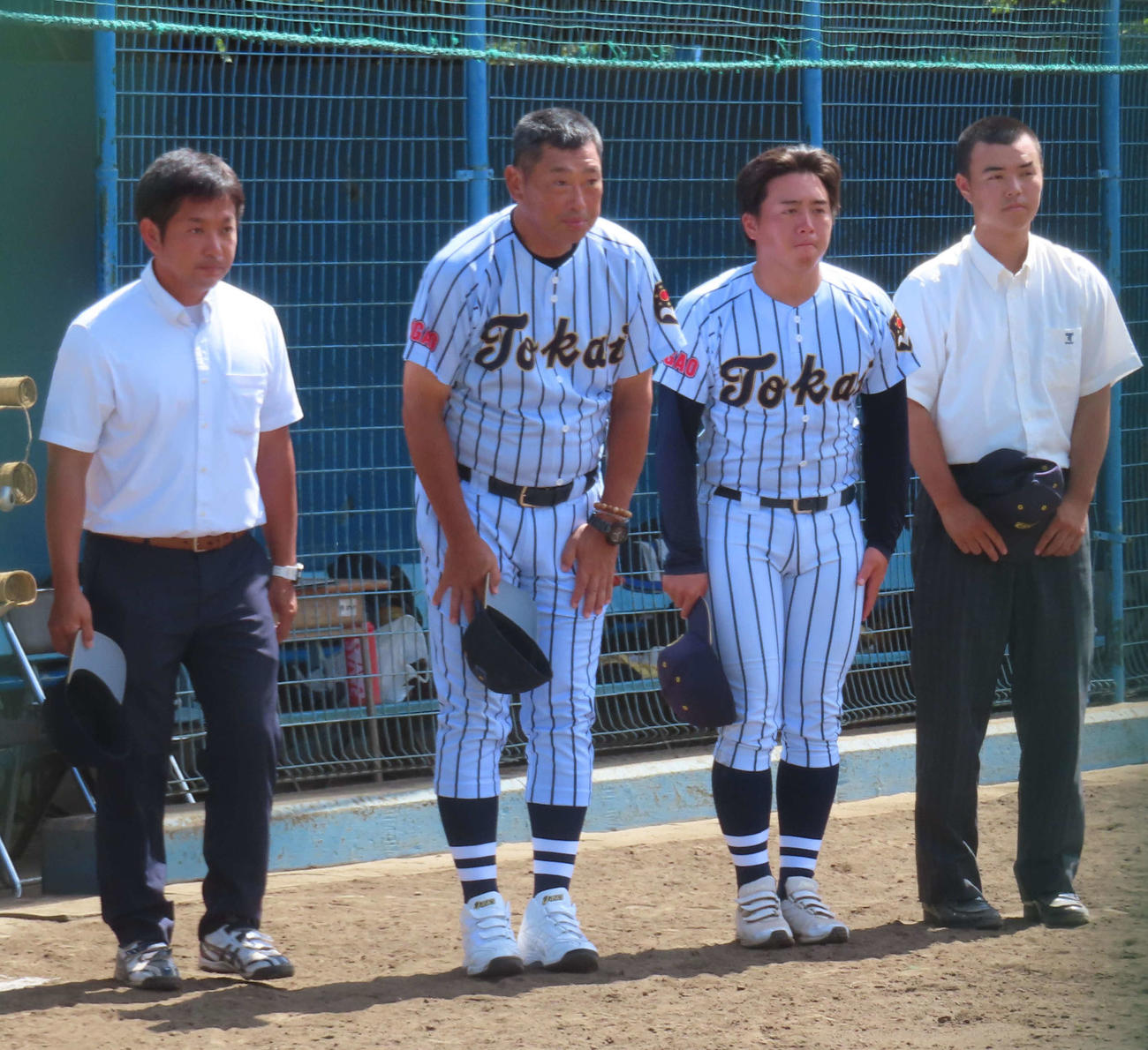 東海大菅生・若林監督（左から2人目）（撮影・黒須亮）