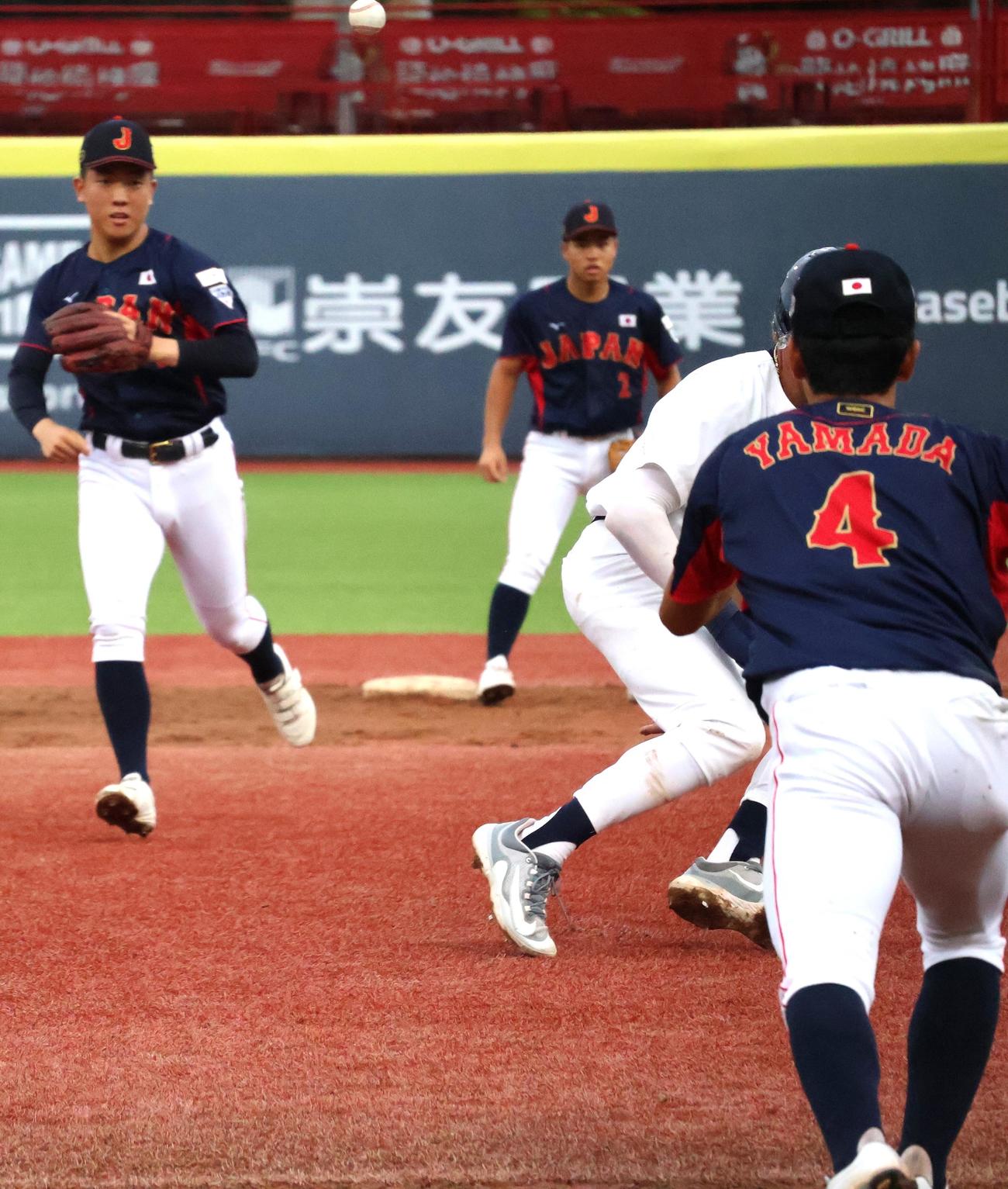 日本対米国　4回、挟殺プレーをする日本内野陣（撮影・柏原誠）