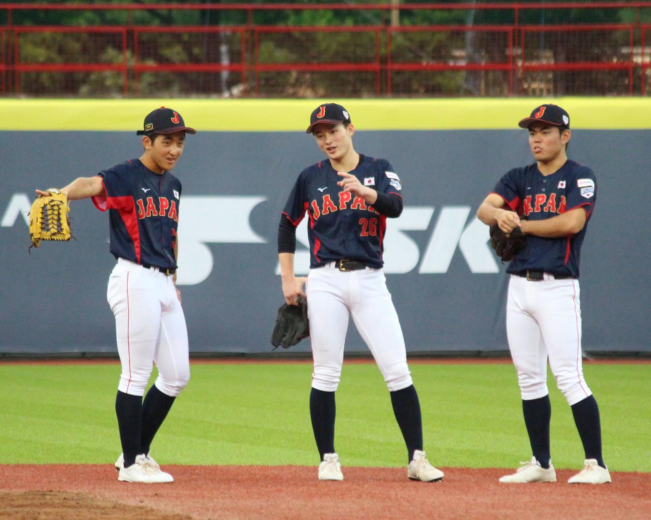 日本対米国　4回裏米国無死二塁、挟殺プレーについて話す日本の左から橋本、丸田、知花（撮影・保坂恭子）