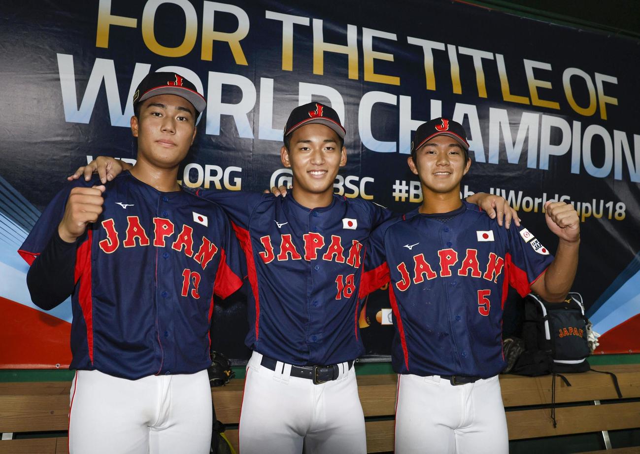 米国に勝利し、撮影に応じる、左から森、前田、森田（共同）