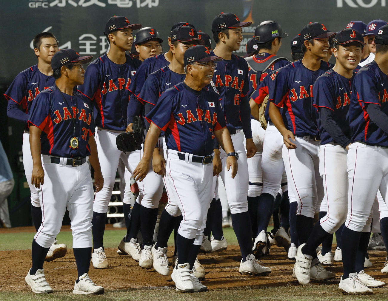 米国に勝利し、笑顔を見せる馬淵監督（手前中央）ら高校日本代表（共同）